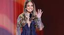 Jennifer Lopez tampil berkilau dengan flowing royal purple gown dilengkapi diamond necklace.  
[@stealthelook].