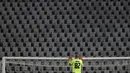  Penjaga gawang Red Star Milan Borjan melompat ke gawangnya selama pertandingan sepak bola grup L Liga Europa antara Red Star dan Slovan Liberec di Stadion Rajko Mitic di Beograd, Serbia, Kamis (29/10/2020). (AP Photo/Darko Vojinovic)