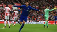 Striker Chelsea, Alvaro Morata, melakukan selebrasi usai mencetak gol ke gawang Stoke City pada laga Premier League di Stadion Bet365, Sabtu (23/9/2017). Chelsea menang 4-0 atas Stoke City. (AFP/Lindsey Parnaby)