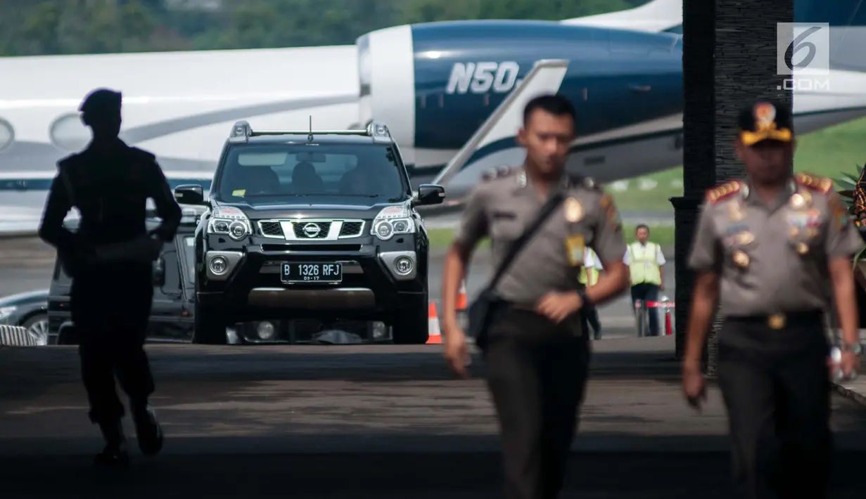 Kendaraan yang membawa rombongan Barack Obama keluar dari Bandara Halim Perdana Kusuma, Jakarta, Jumat (30/6). Kedatangan Barack Obama ke Jakarta merupakan salah satu rangkaian acara selama mengunjungi Indonesia. (Liputan6.com/Gempur M Surya)