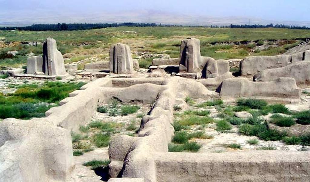 Situs arkeologi Teppe Hasanlu, lokasi penemuan Hasanlu Lovers (Wikipedia)