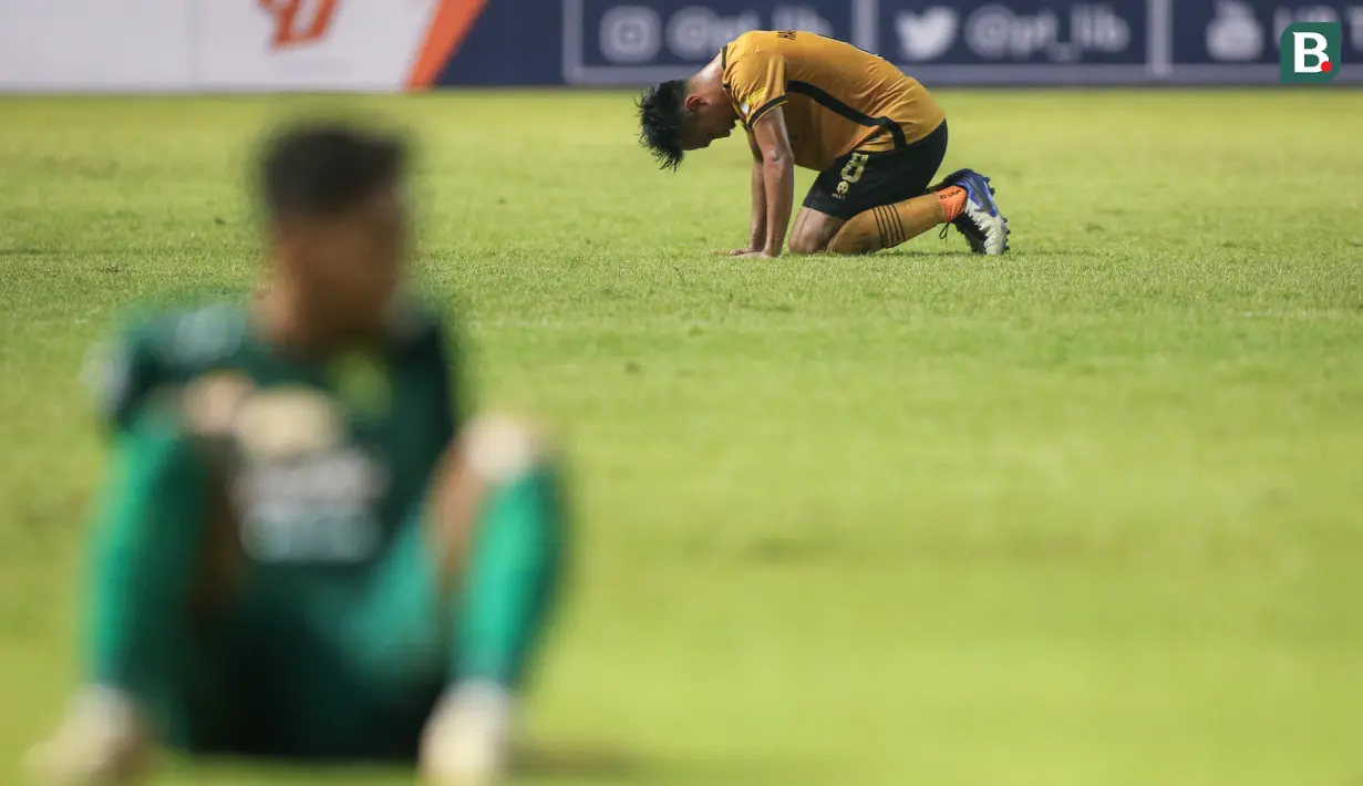 <p>Pemain Bhayangkara FC, Muhamad Hargianto bersujud usai memenangkan laga pekan ketiga BRI Liga 1 2022/2023 antara Bhayangkara FC melaran Persebaya Surabaya di Stadion Wibawa Mukti, Cikarang, Minggu (07/08/2022). (Bola.com/Bagaskara Lazuardi)</p>