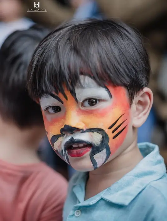 Banyak kegiatan yang dilakukan di momen uktah tersebut, salah satunya wajah Zayn dicoret agar mirip seperti macan