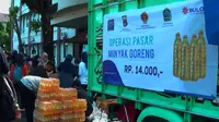 Ratusan warga tampak antre untuk membeli minyak goreng pada operasi pasar minyak goreng kemasan harga Rp 14 ribu yang digelar di halaman Sekretariat Daerah Gunungkidul.