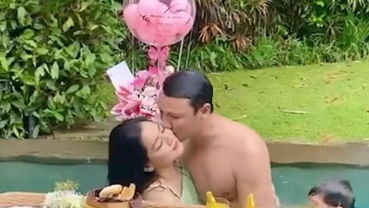 15 Tahun Pernikahan, Ini 7 Potret Kebersamaan Titi Kamal dan Christian Sugiono yang Romantis Terus - bak Masih Pacaran