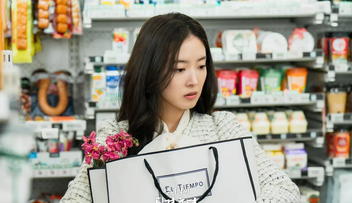 Mengenakan pakaian modern, Park Yeon Woo terkejut saat dia melihat sekeliling dengan kagum pada produk asing yang dipajang.