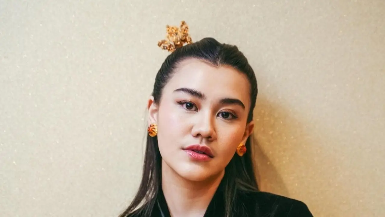 Aaliyah Massaid hadir di acara ulang tahun brand kecantikan, dia tampil anggun dalam balutan kebaya hitam