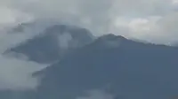 Polisi menutup jalur pendakian Gunung Prau, Kecamatan Kejajar, Wonsobo, Jawa Tengah, mulai Rabu (26/4/2017) pagi. (Liputan 6 SCTV)