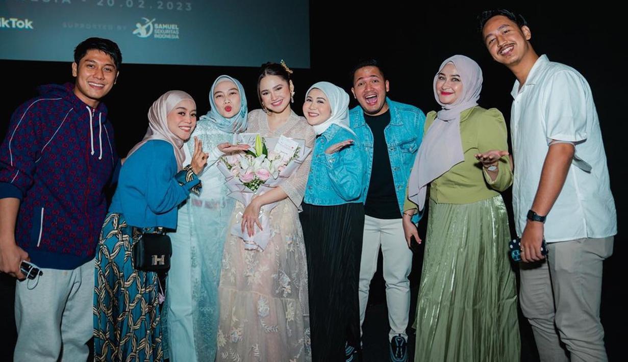 Meski Geng Mamayu baru dibentuk, namun kedekatan dan persahabatan anggota Geng Mamayu seperti sudah terjalin sejak lama. Lima anggotanya tampil cantik, warganet salah fokus dengan lima artis ternama Tanah Air ini. Senang acara gala premiere film barunya dihadiri Geng Mamayu, kebahagiaaan terpancar jelas di wajah pemeran Cathy di film Bismillah Kunikahi Suamimu itu. (Liputan6.com/IG/@melodylaksani92)