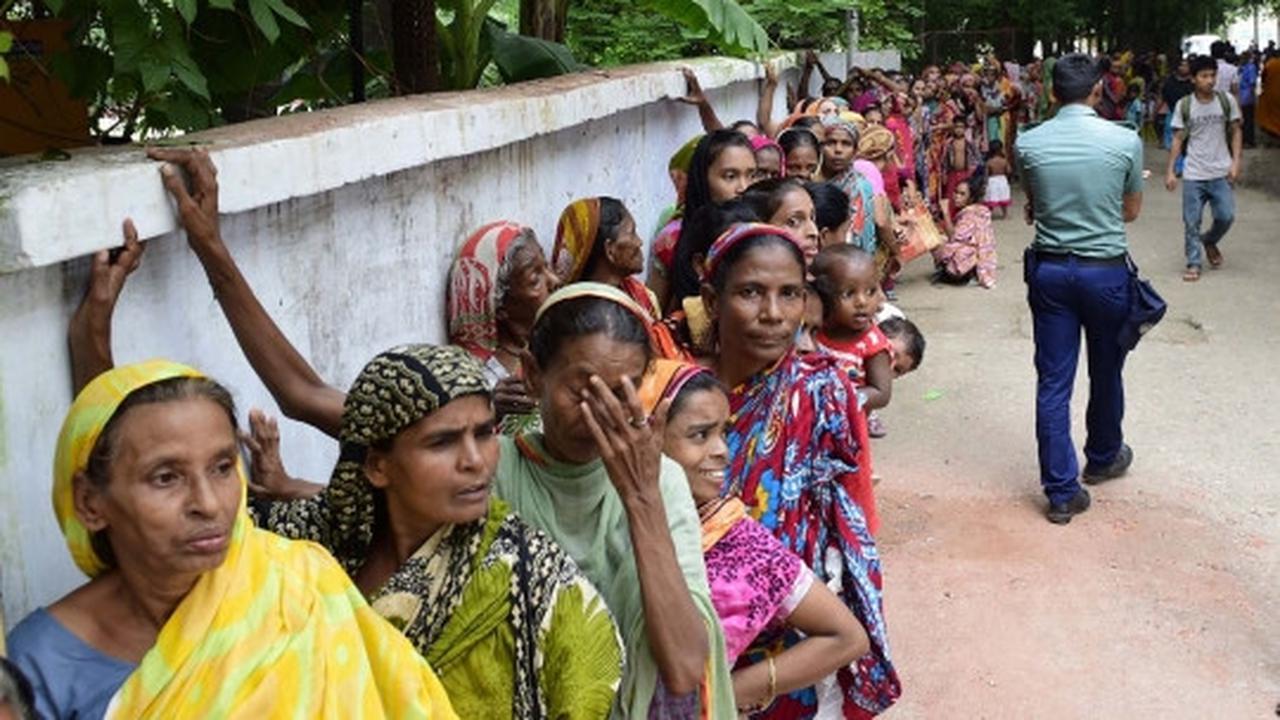 Momen langka, biksu di Bangladesh bagi-bagi takjil ke muslim