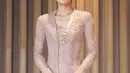 Di kesempatan itu, ia tampil anggun dalam balutan kebaya kutu baru berwarna pink pastel rancangan desainer ternama, Asky Febrianti. [@maudyayunda]