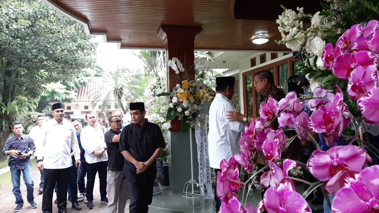 Capres Prabowo Subianto melayat keluarga SBY di Puri Cikeas, Bogor, Jawa Barat. (Liputan6.com/Yopi Makdori)