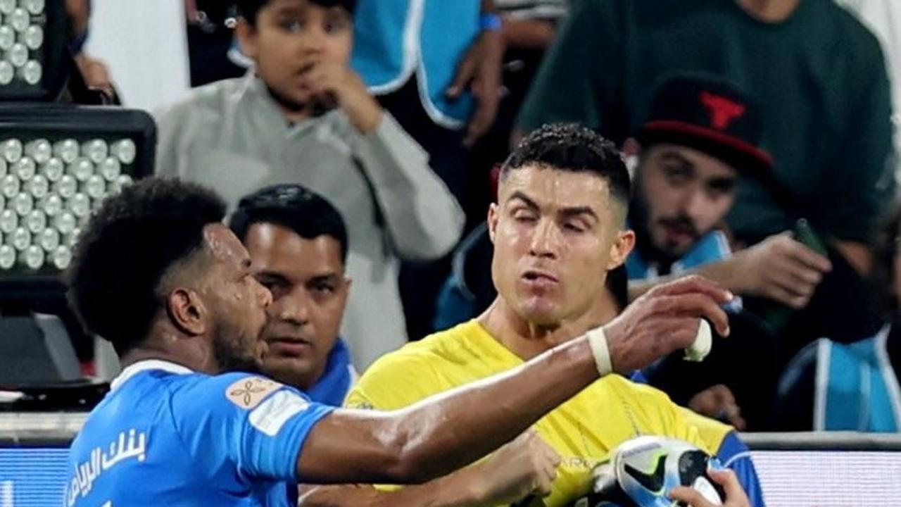 Pemain asal Portugal itu bersitegang dengan Ali Al Bulayhi ketika berebut lemparan ke dalam di menit ke-85. Foto: Reuters