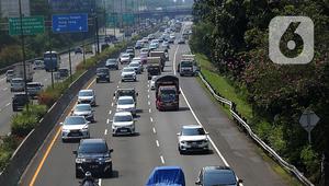 Sejumlah truk melintas di jalan tol di kawasan Jakarta, Senin (19/12/2022). Pemerintah akan membatasi pergerakan angkutan barang bagi truk-truk besar baik yang melewati jalan tol atau jalan arteri pada masa libur Natal 2022 dan Tahun Baru 2023 (Nataru). (Liputan6.com/Angga Yuniar)
