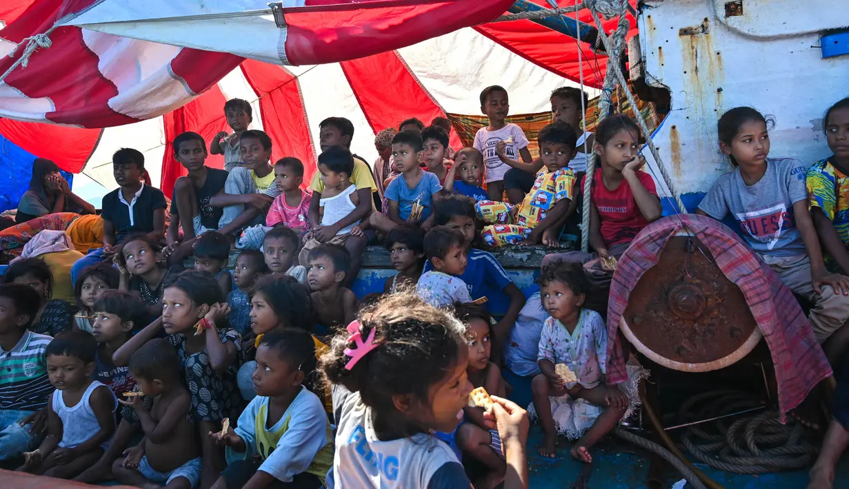 Saat ini, 151 orang imigran etnis Rohingya yang terdiri dari 59 anak-anak, 79 wanita dan 13 laki-laki dewasa tersebut masih berada di dalam kapal dan terombang-ambing di perairan. (CHAIDEER MAHYUDDIN/AFP)