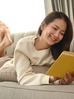 7 Rekomendasi Buku Fiksi yang Cocok Dibaca saat Butuh Semangat Hidup./Copyright depositphotos.com/prathanchorruangsak