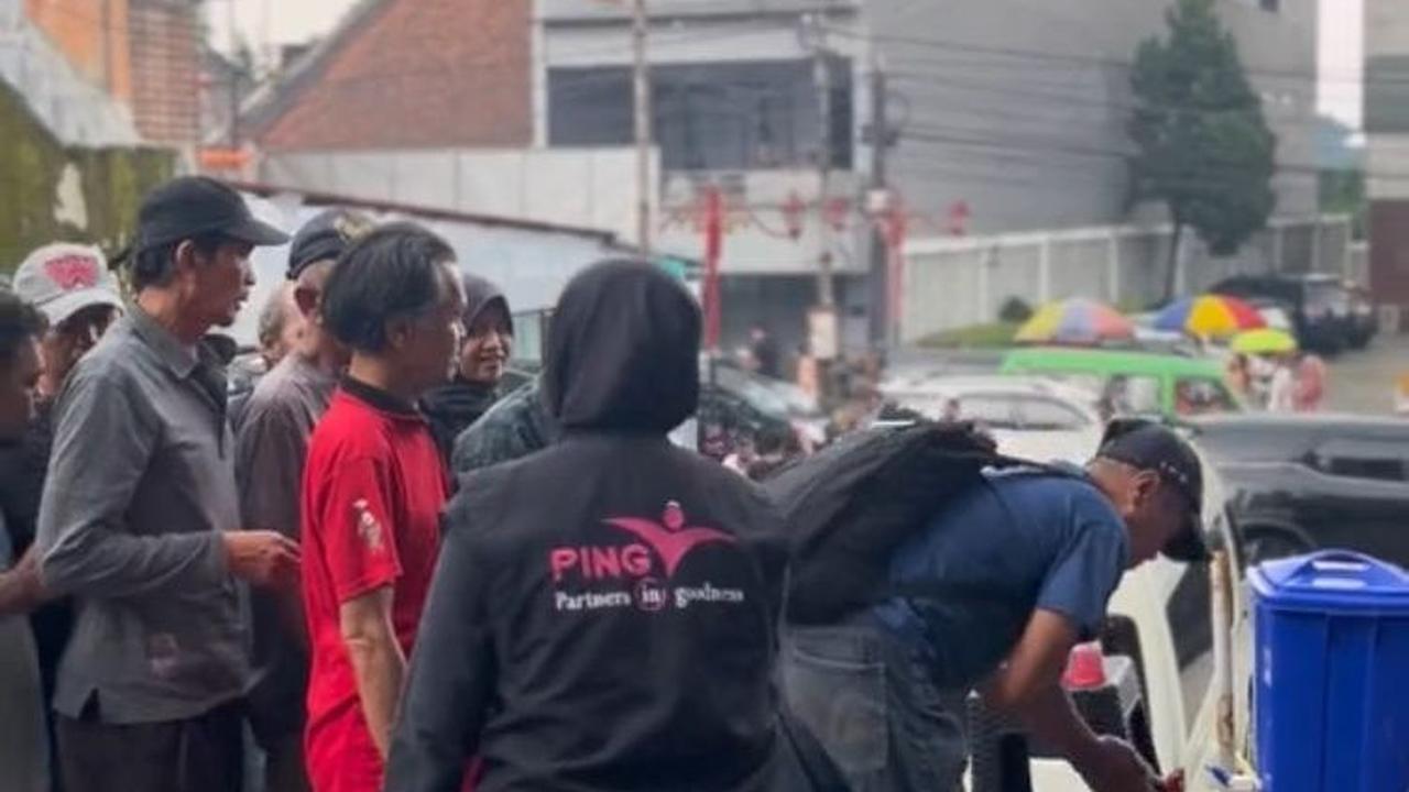 Menyiapkan tempat cuci tangan, beginilah ketertiban orang-orang mengantre untuk mencuci tangan sebelum makan.