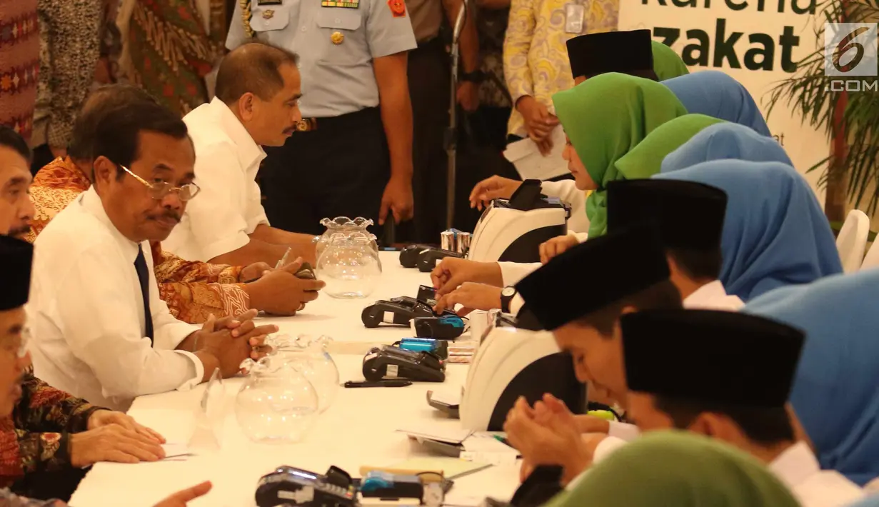Sejumlah pejabat melakukan pembayaran Zakat di Istana Negara, Jakarta, Senin (28/5). Sekitar 300 pejabat kementerian/lembaga tinggi negara dan direksi BUMN melakukan pembayaran zakat melalui Baznas . (Liputan6.com/Angga Yuniar)