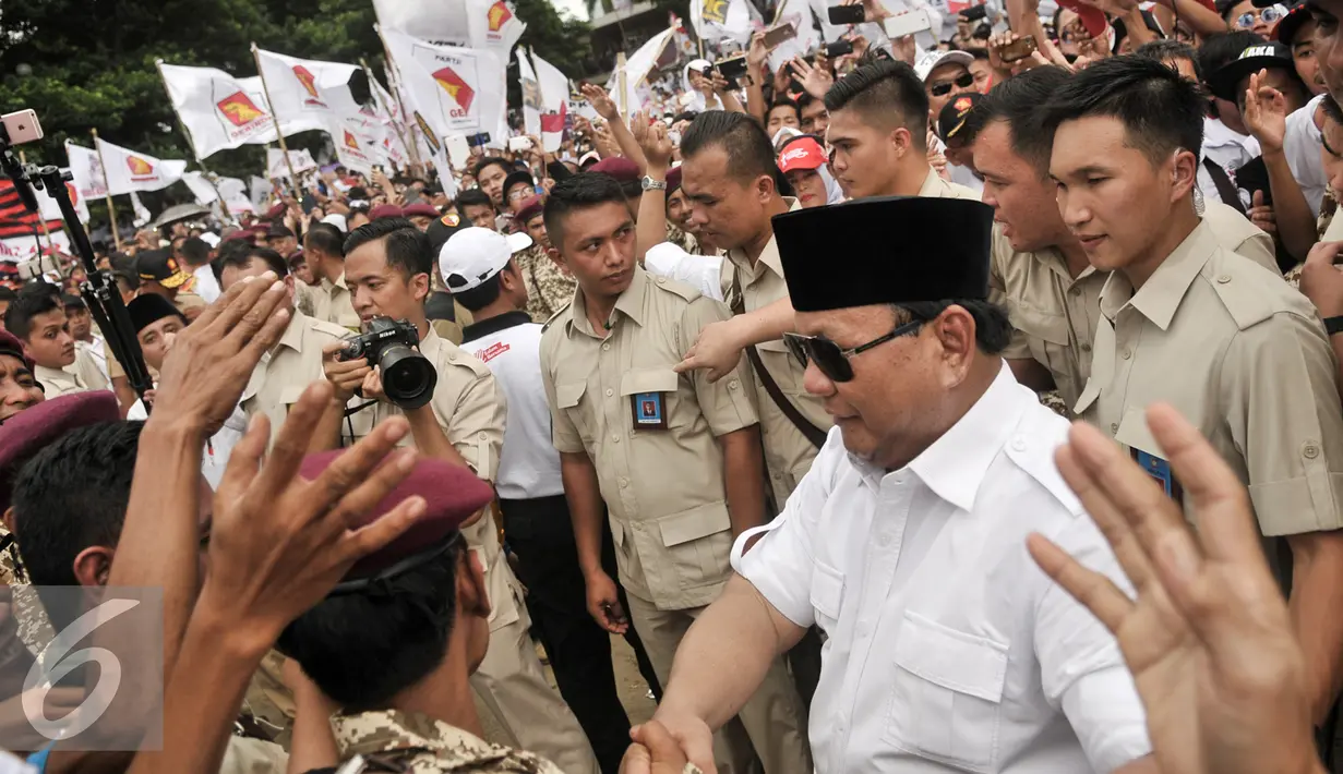 Prabowo Subianto saat tiba dalam kampanye akbar Cagub Anies-Sandi di Lapangan Banteng, Jakarta, Minggu (5/2). Dalam sambutannya, Prabowo mengatakan, Indonesia adalah bangsa yang besar dengan sejarah yang menanunginya. (Liputan6.com/Yoppy Renato)