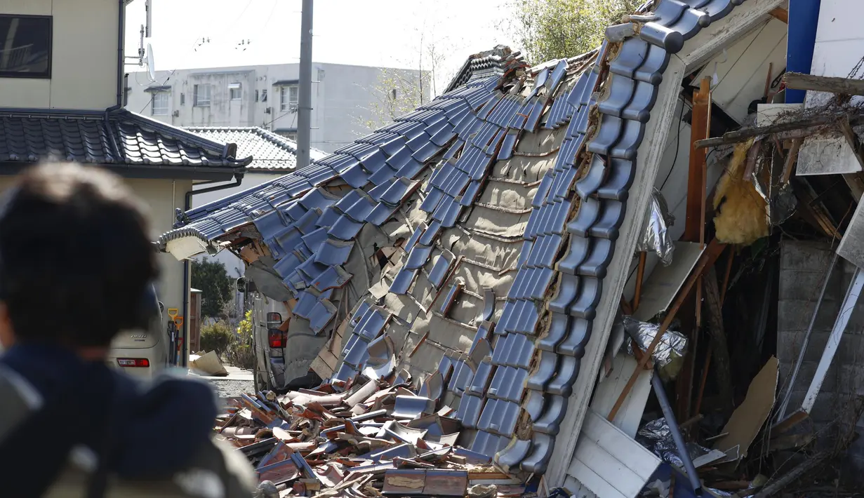 Sebuah rumah rusak setelah gempa bumi di Kunimi, Prefektur Fukushima, Kamis (17/3/2022). Gempa berkekuatan magnitudo 7,3 terjadi berpusat di lepas pantai prefektur Fukushima, Jepang pada Rabu malam, menghancurkan perabotan, mematikan listrik dan menewaskan beberapa orang.  (Kyodo News via AP)