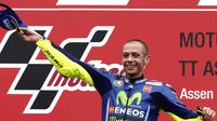 Pebalap Movistar Yamaha, Valentino Rossi, meraih kemenangan pada MotoGP Belanda yang berlangsung di Sirkuit Assen, Minggu (25/6/2017) (EPA/Vincent Jannink)