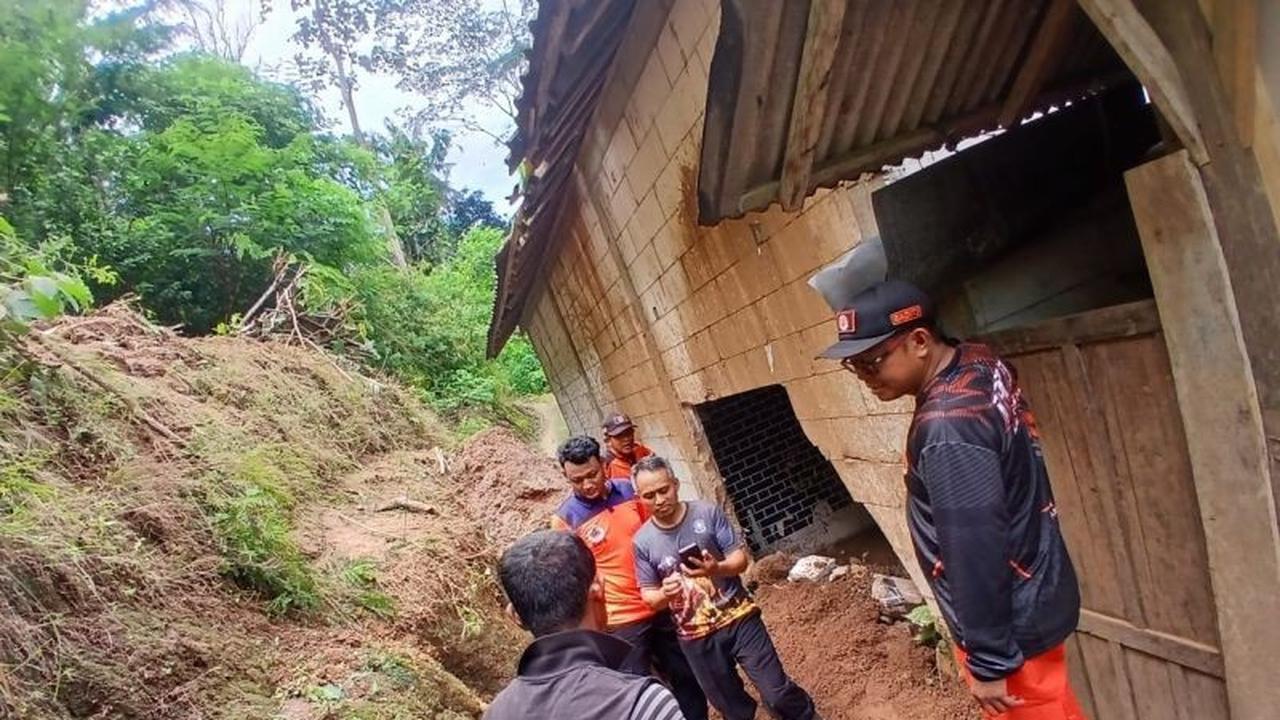 Banjir dan Longsor Pacitan Terjang Sudimoro, Belasan Rumah Terdampak dan Puluhan Lainnya Terendam Lumpur