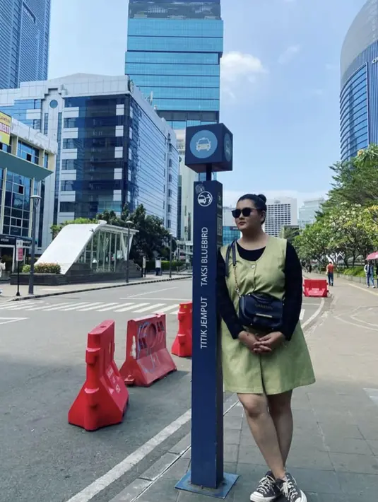 Kali ini ia padukan dress dan sneakers. Ia hadirkan gaya memikat dengan kacamata hitam yang dikenakannya. [Foto: Instagram/ Talitha Curtis]