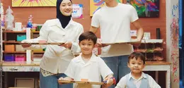 Bukan pesta mewah, keluarga Rey Mbayang dan Dinda Hauw memilih quality time bermain seni sambil tampil stylish dengan outfit senada. [@dindahw].