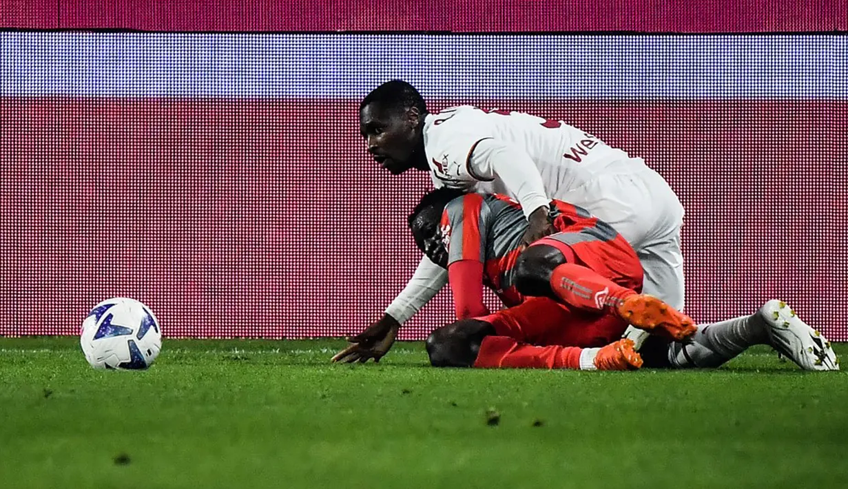 Pemain Cremonese Ghana Felix Afena-Gyan (bawah) bertabrakan dengan pemain AC Milan Fode Ballo-Toure pada pertandingan sepak bola Serie A Liga Italia di Stadion Giovanni-Zini, Cremona, Italia, 8 November 2022. Pertandingan berakhir imbang 0-0. (Filippo MONTEFORTE/AFP)