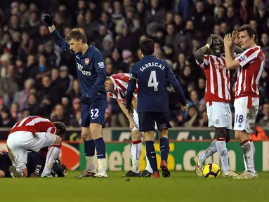 Aaron Ramsey mengalami kejadian buruk dalam karir sepakbolanya saat Arsenal melawan Stoke City pada tahun 2010 lalu. Tulang tibia dan fibula Ramsey patah ketika mendapat tekel dari Ryan Shawcross. (www.aleqt.com)