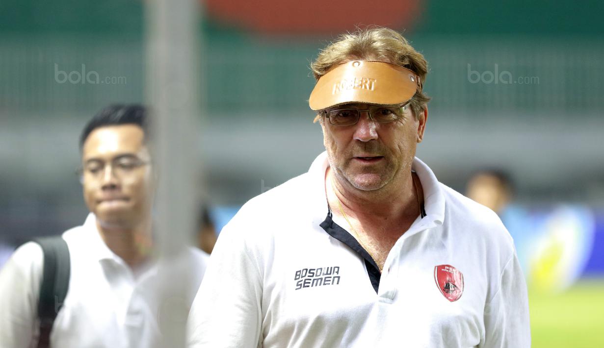 Robert Rene Alberts memipin timnya PSM Makassar beard pada peringkat ketiga klasemen sementara Liga 1 2017. Hingga pena ke-27, PSM menang 15 kali, seri tujuh kali dan kalah lima kali.  (Bola.com/Nicklas Hanoatubun)