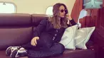 Sosialita Turki, Mina Basaran berpose di sebuah sofa pesawat jet pribadinya. Mina merupakan salah satu korban tewas dalam kecelakaan pesawat di Iran. (Instagram/@minabasaran)