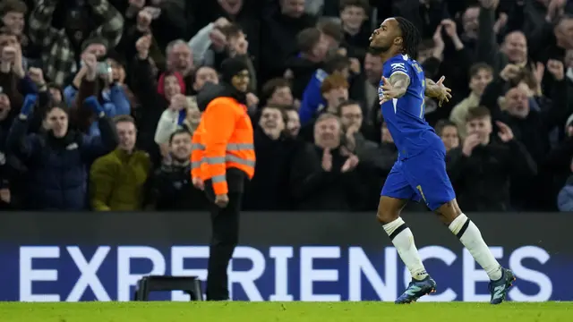 Foto: Aksi Memukau Raheem Sterling, Lesatkan Gol Tendangan Bebas Indah saat Chelsea Pesta 4-0 di Piala FA