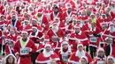 Para peserta mengenakan kostum Santa Claus berpartisipasi dalam Santa Claus Run di Michendorf, Jerman timur, Minggu (10/12). Kegiatan yang menjadi tradisi umat Kristiani ini diikuti mulai dari orang tua, hingga anak-anak. (Ralf Hirschberger / dpa / AFP)