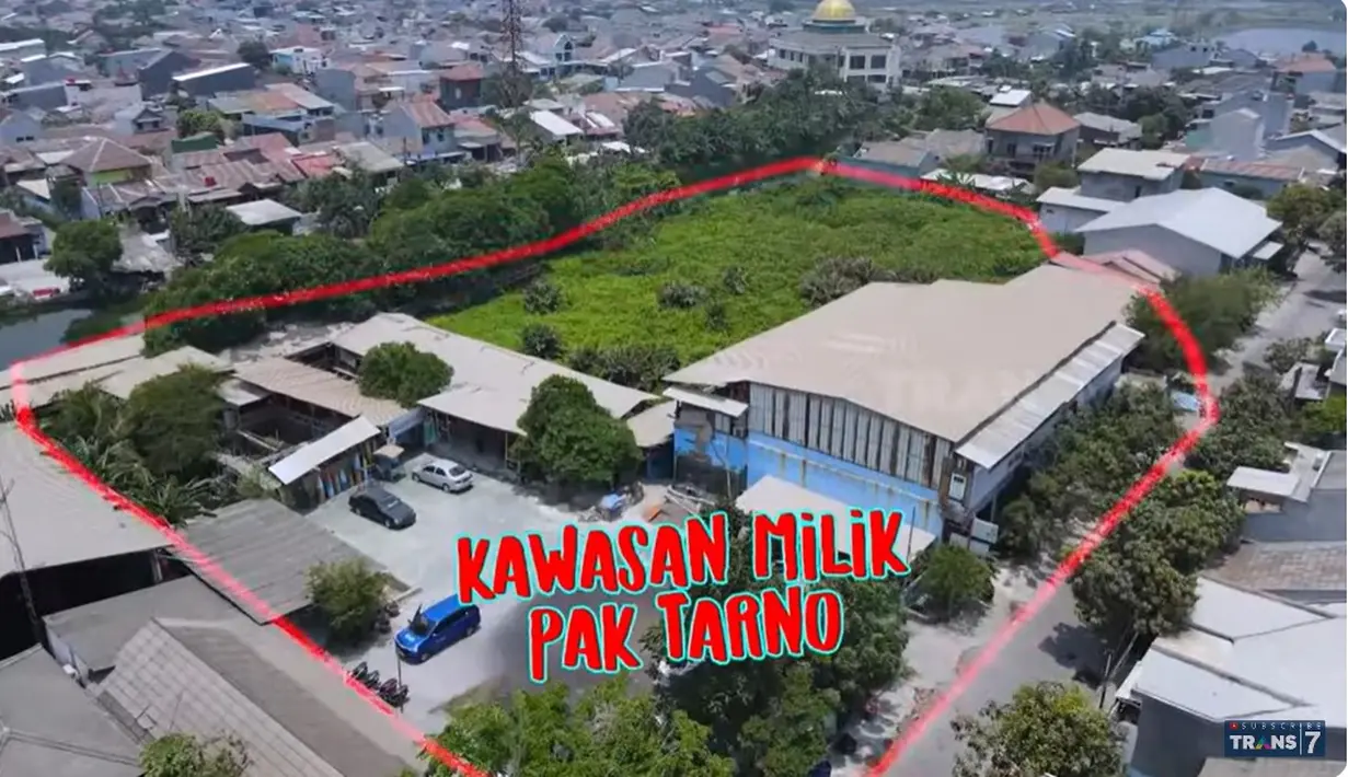 Berikut garis merah tersebut merupakan tanah milik pesulap dengan jargon  ‘prok prok prok jadi apa.’ Pak Tarno mengaku rumahnya dibangun diatas tanah 2 hektar. Tampak dari atas sangat luas. [Youtube/TRANS7 OFFICIAL]