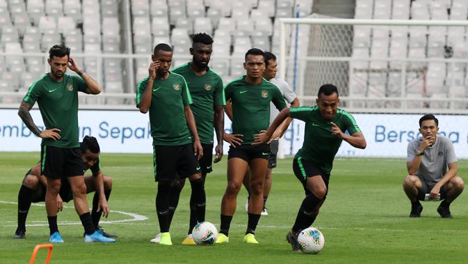 Pemain Timnas Indonesia, Irfan Jaya, menggiring bola saat latihan jelang laga kualifikasi Piala Dunia 2022 di SUGBK, Jakarta, Senin (9/9). Indonesia akan berhadapan dengan Thailand. (Bola.com/M Iqbal Ichsan)