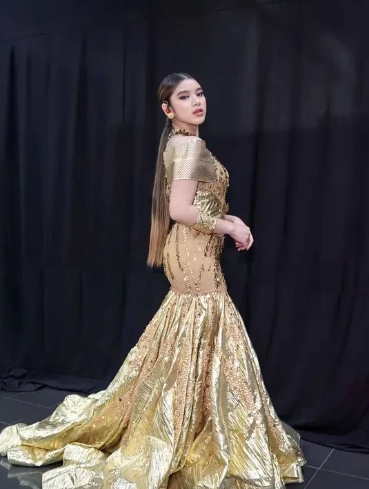 Pertama, melansir Kapanlagi.com, Tiara mengatakan kalau sekarang ini dirinya sudah jarang bertemu teman-teman di Jember. Mengingat jadwalnya yang semakin padat dan setahun belakangan, Tiara juga berada di Jakarta. (Instagram/tiaraandini)