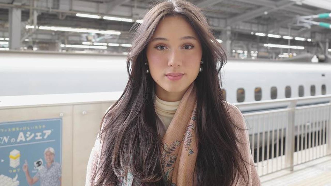 7 Potret Yasmine Napper Liburan di Jepang, Paras Secantik Barbie & Outfit Selalu Stunning
