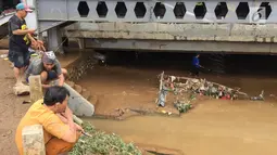 Warga memancing ikan dari Sungai Ciliwung yang meluap di Rawajati,Jakarta, Selasa (6/2). Warga memilih bantaran sungai sebagai lokasi untuk memancing. (Liputan6.com/Immanuel Antonius)