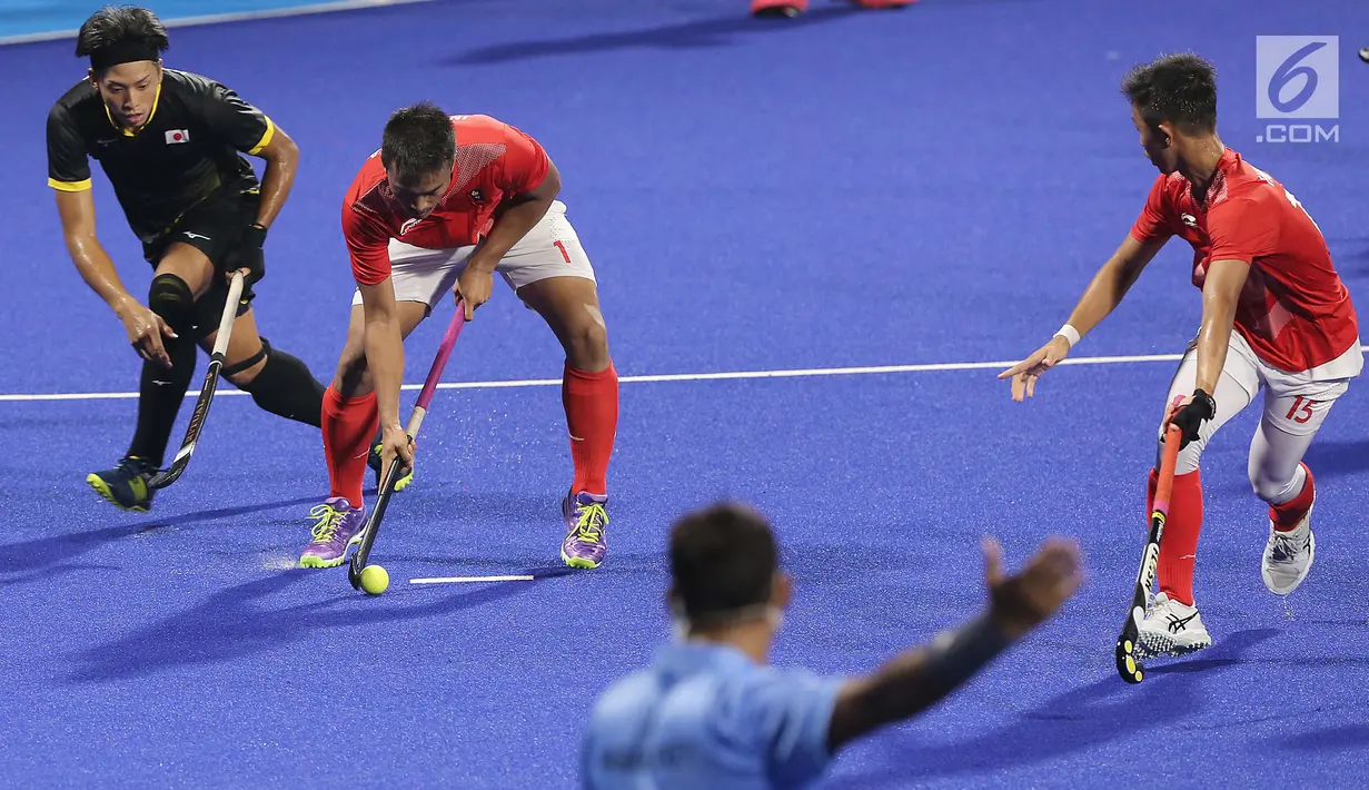 Atlet hoki Indonesia menggiring bola saat bertanding melawan Jepang dalam babak penyisihan hoki putra Asian Games di Lapangan Hoki Gelora Bung Karno, Jakarta, Rabu (22/8). Indonesia kalah dengan skor 1-3. (Liputan6.com/Fery Pradolo)