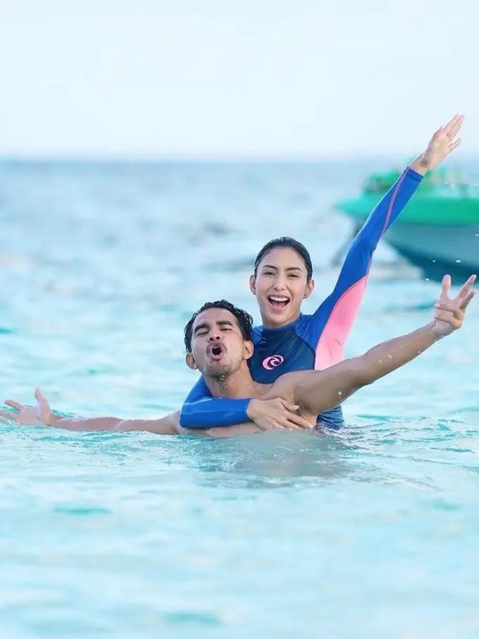 6 Gaya Santai Tyas Mirasih dan Tengku Tezi Liburan Bareng ke Sulawesi, Tampil Kompak dan Serasi