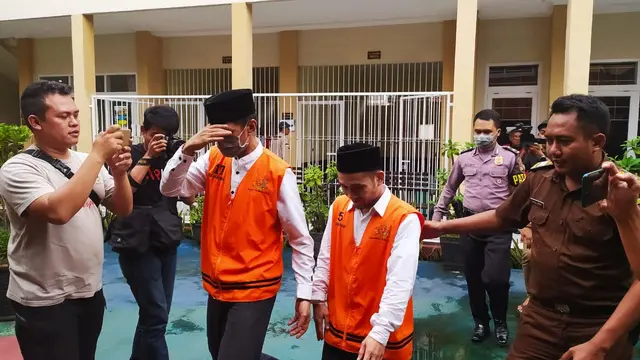 Wely dan Agus Dodi, dua terdakwa laki-laki dalam kasus video syur Vina Garut, saat memasuki ruang persidangan di Pengadilan Negeri, Garut.