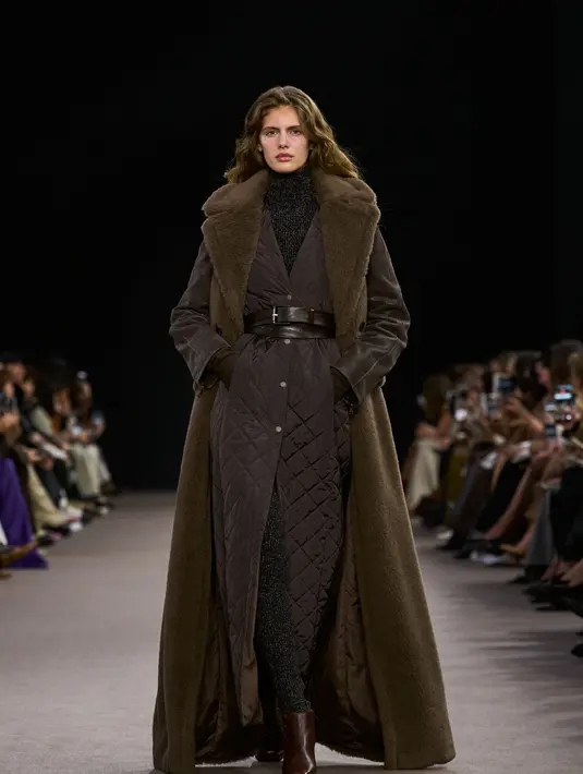 Mengusung tema Untamed Heroine, Max Mara menggabungkan elemen klasik dengan sentuhan neo-gothic dan estetika rustic yang modern. Koleksi ini mencerminkan keseimbangan antara keteguhan dan keanggunan, menghadirkan busana yang tidak hanya mencerminkan kekuatan karakter tetapi juga nuansa romantis yang mendalam. [Dok/MaxMara].