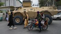 Pejuang Taliban berpatroli di sepanjang jalan di Kabul (17/8/2021). Taliban bergerak untuk segera memulai kembali ibu kota Afghanistan setelah pengambilalihan Kabul n dan menyuruh staf pemerintah untuk kembali bekerja. (AFP/Wakil Kohsar)