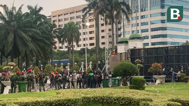 Demonstrasi di depan Gedung DPR RI