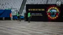 Pekerja menyelesaikan pembuatan panggung konser Guns N' Roses ‘Not In This Time Lifetime Tour’ di Stadion GBK, Jakarta, Selasa (6/11). Persiapan panggung konser Guns N Roses sudah 80 persen selesai. (Liputan6.com/Faizal Fanani)