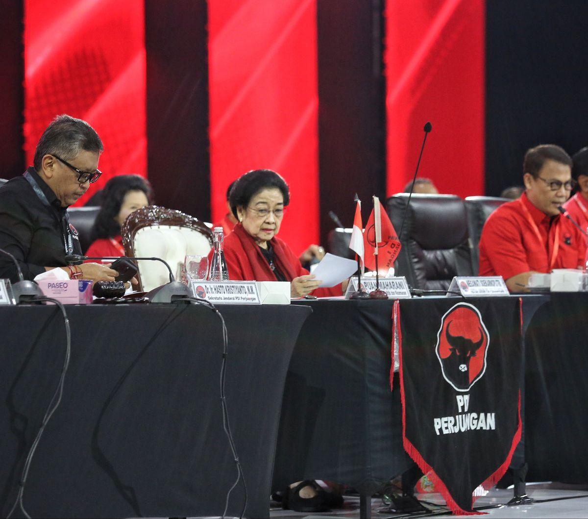 Ketua Umum PDI Perjuangan (PDIP) Megawati Soekarnoputri (tengah) didampingi Sekjen Hasto Kristiyanto (kiri) memimpin jalannya pengarahan internal terhadap kader pada hari kedua Rapat Kerja Nasional (Rakernas) V PDIP di Beach City International Stadium, An