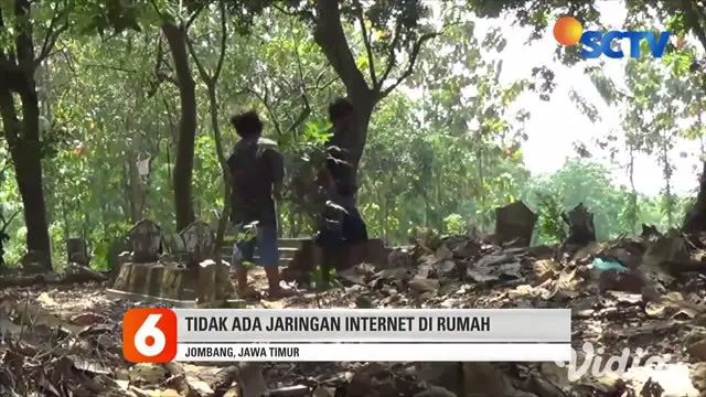 Untuk mendapatkan sinyal internet siswa terpaksa belajar di tempat pemakaman umum, Kondisi ini dialami para siswa di Dusun Ngapus, Desa Sumberaji, Kecamatan Kabuh, Jombang Jawa Timur. Karena tak ada jaringan internet untuk mengikuti sekolah daring.