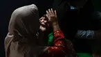 Seorang anak penderita Cerebral Palsy diasuh oleh ibunya saat berkumpul bersama keluarga untuk memperingati Hari Cerebral Palsy Sedunia di pusat fisioterapi Yayasan Sahabat Difabel di Banda Aceh (6/10/2021). (AFP/Chaideer Mahyuddin)