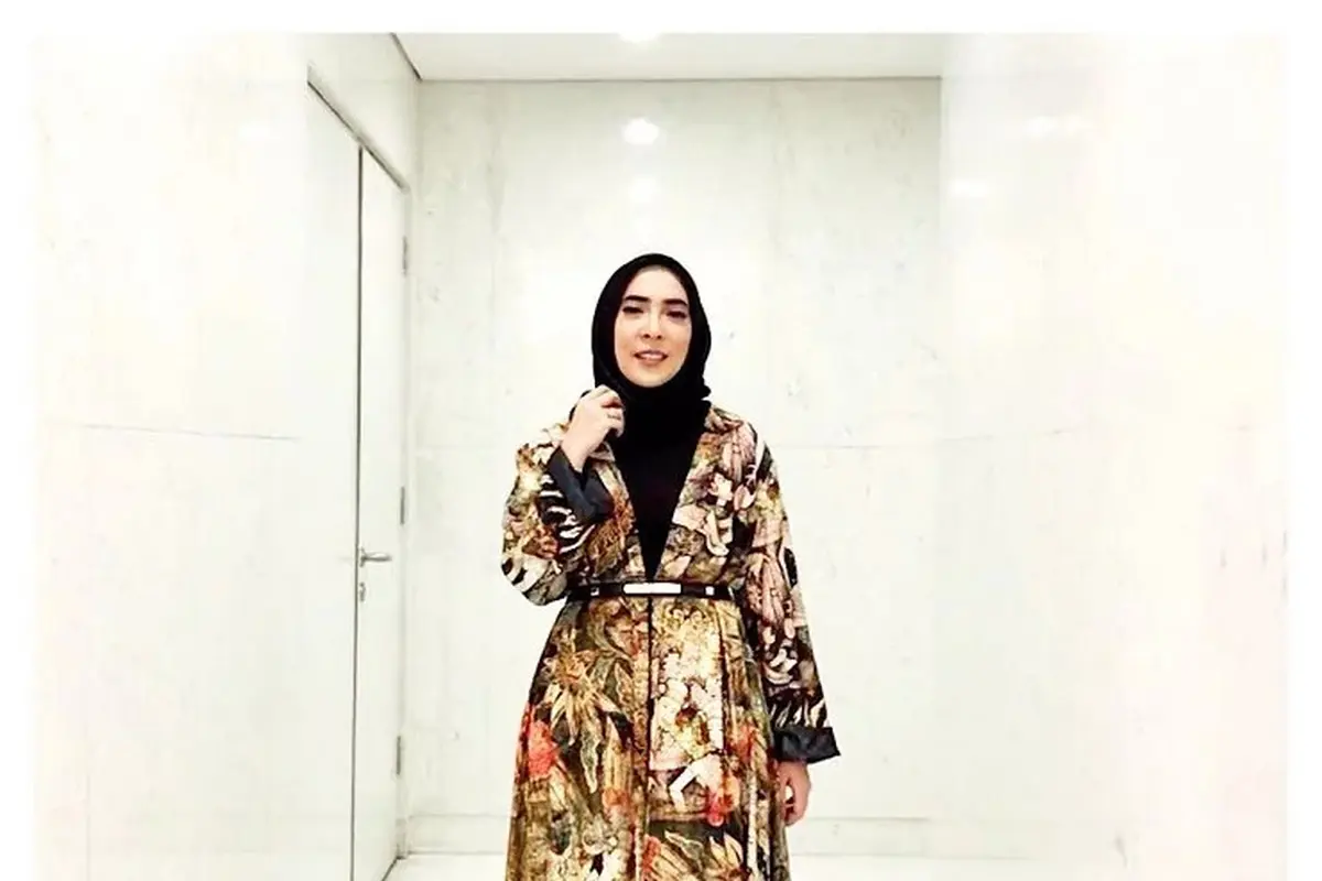 7 Rekomendasi Model Baju Batik Wanita Berhijab ala Artis Indonesia, Cocok untuk Acara di Tahun 2024